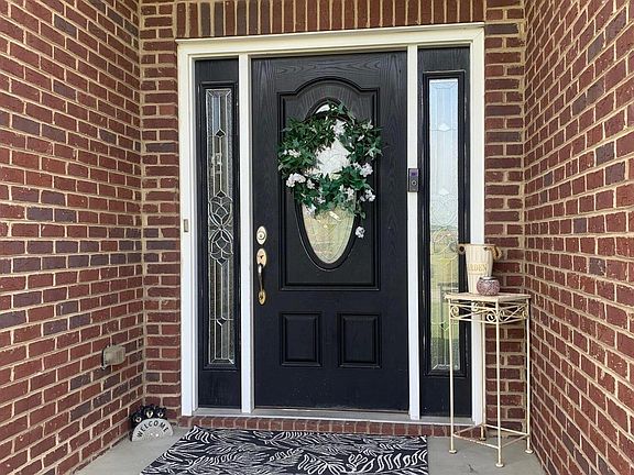 2nd image of 174 Pembrooke Cir
