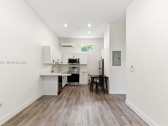 4th image of 830 SE 14th St Unit 1
