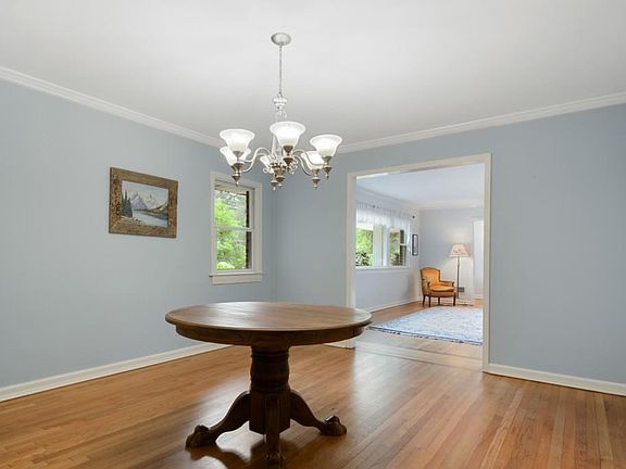 4th image of 2443 Hawthorne Dr
