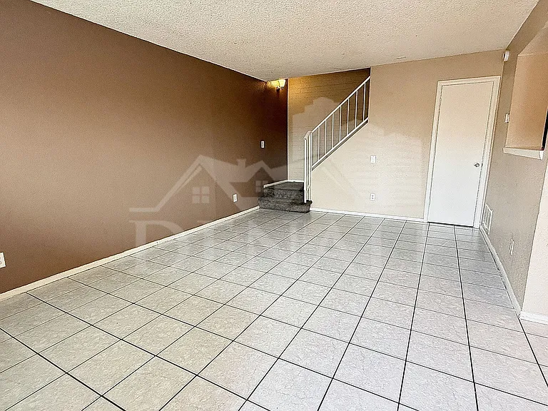 4514 E Riverside St — Photo 3