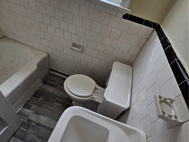 2405 Granville Ave — Photo 7