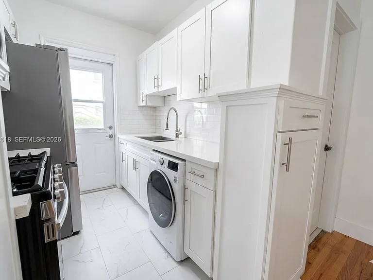 817 W 39th St #2 — Photo 12