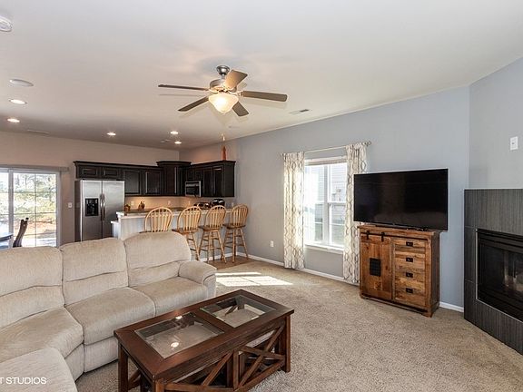 3rd image of 424 Cambria Dr