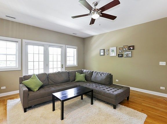 3rd image of 930 W Cuyler Ave APT 2E