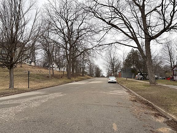 4th image of 204 Rose Ave
