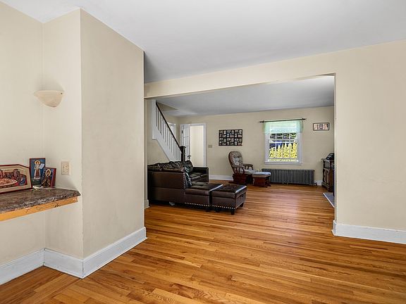 5th image of 779 Oxford St S