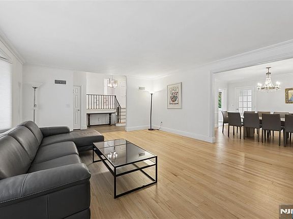 4th image of 585 W Englewood Ave