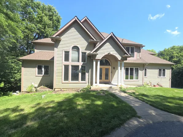 2 Echowood Dr, Algonquin, IL 60102