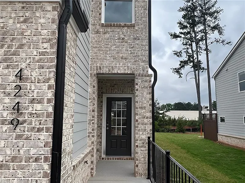 3 bed, 2165 sqft, $2,800 — Photo 2