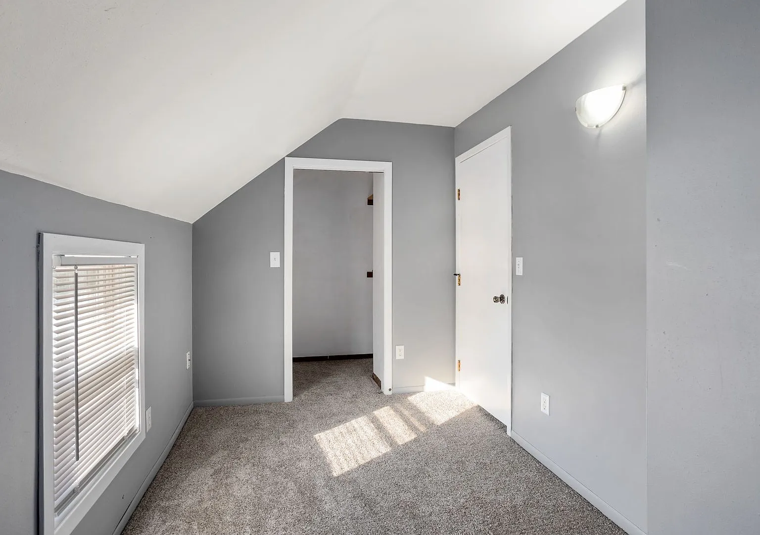 3 Bedroom Menasha House — Photo 4