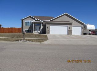 3411 Timber Trl SE, Minot, ND 58701