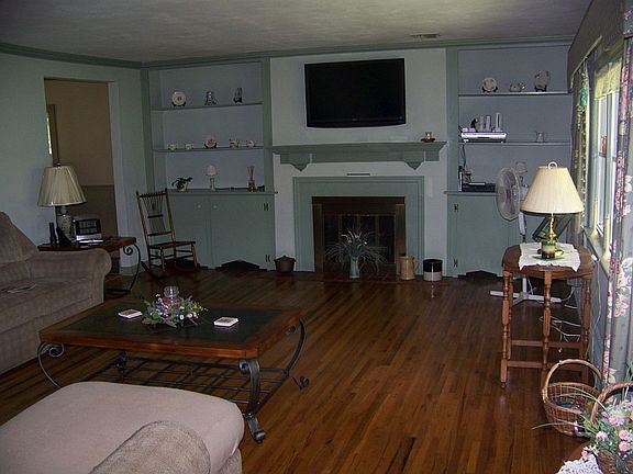 4th image of 20 Meadowbrook Ln