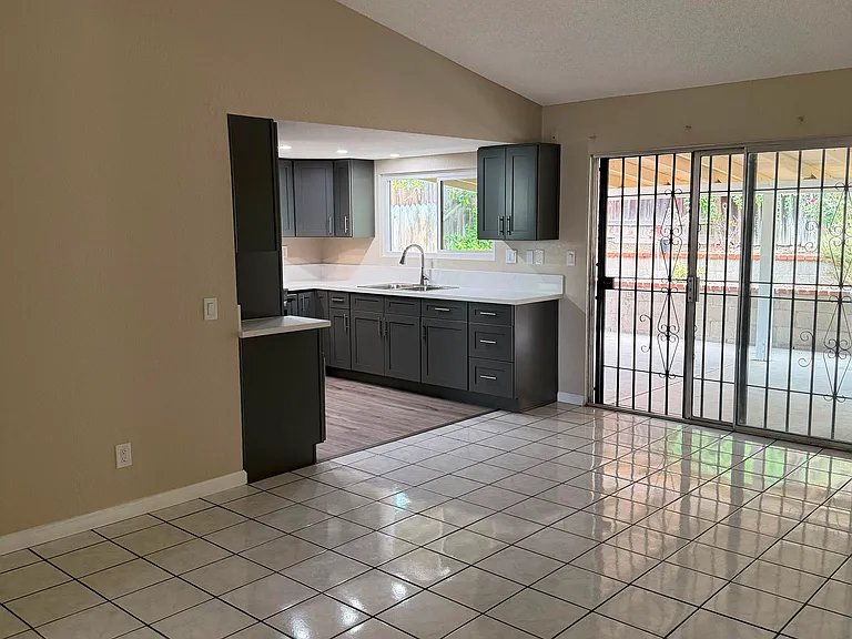 1315 E Flora St — Photo 12