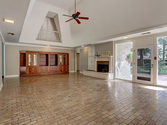 5th image of 301 Hollingsworth Dr