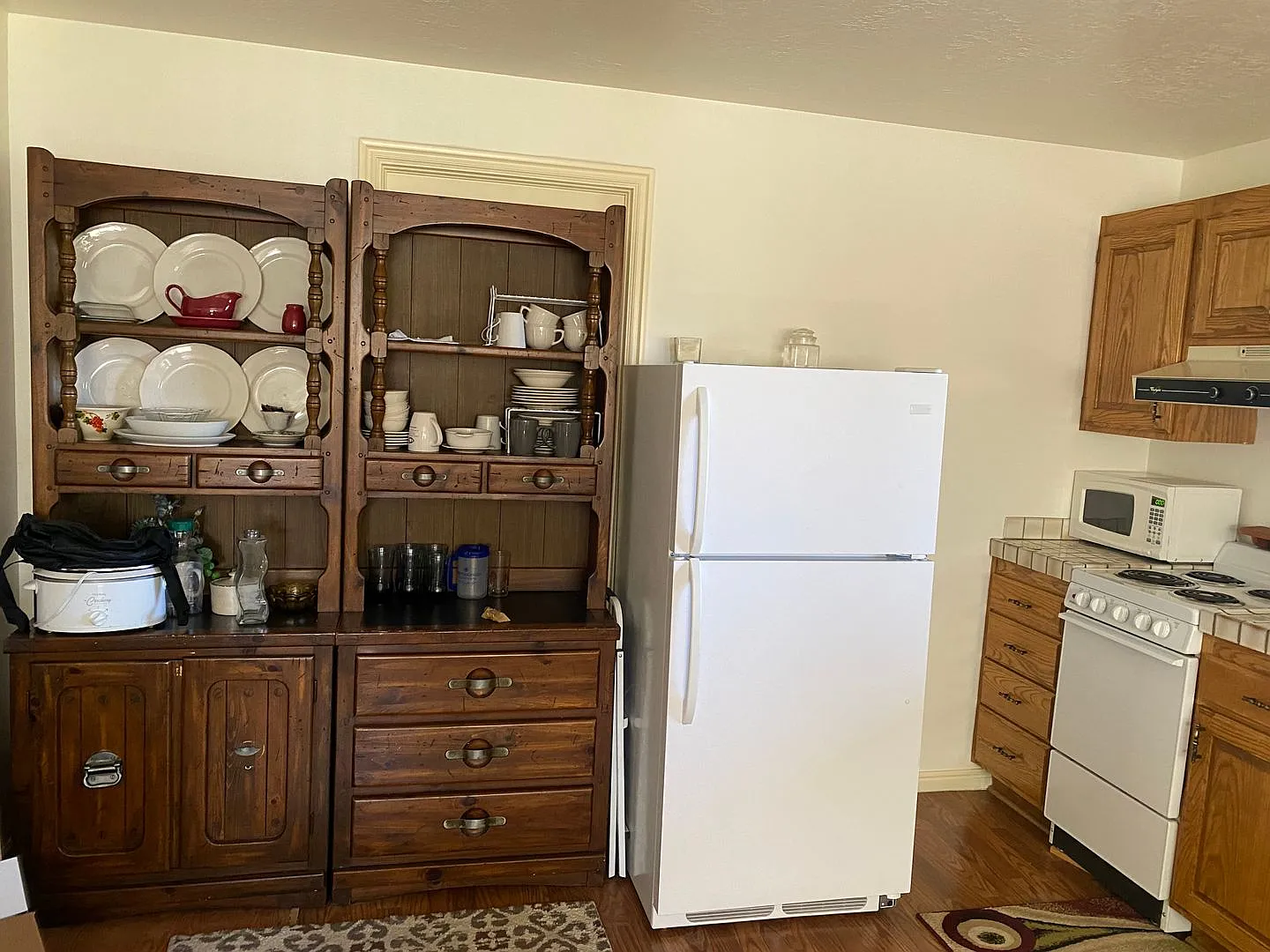 Cozy 2 Bedroom Lower Apartment - Utilities Included — Photo 2