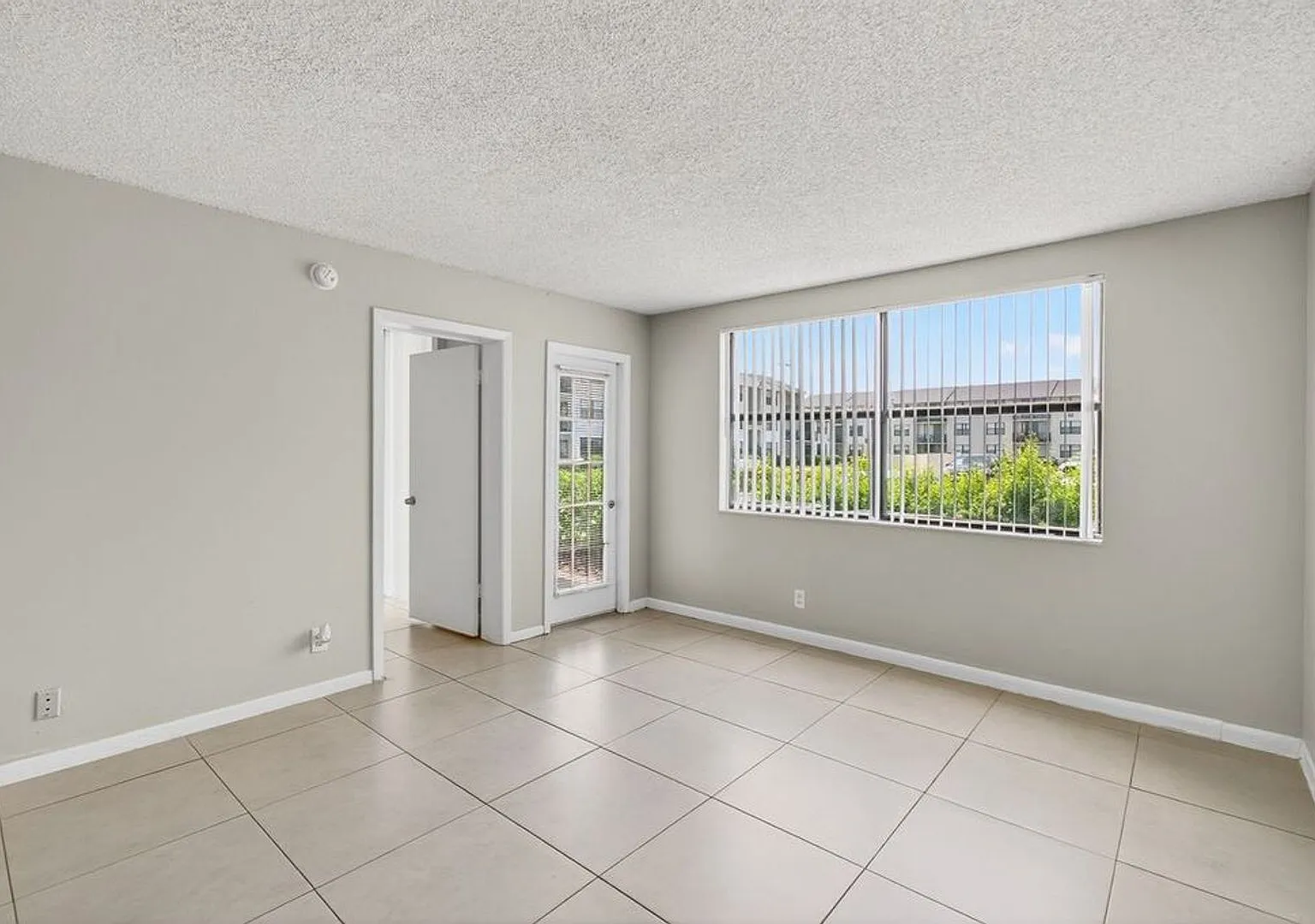 One Bedroom One Bathroom! Waterfront Community! — Photo 3