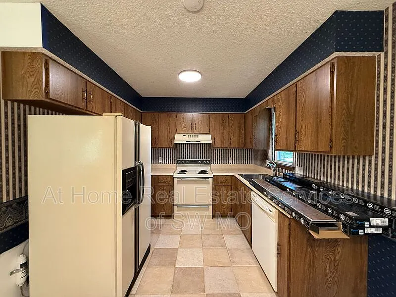 3 bed, 2.0 bath, 1247 sqft, $1,380 — Photo 4