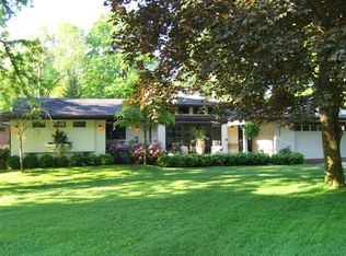 2305 Cheltingham St, Sylvan Lake, MI 48320