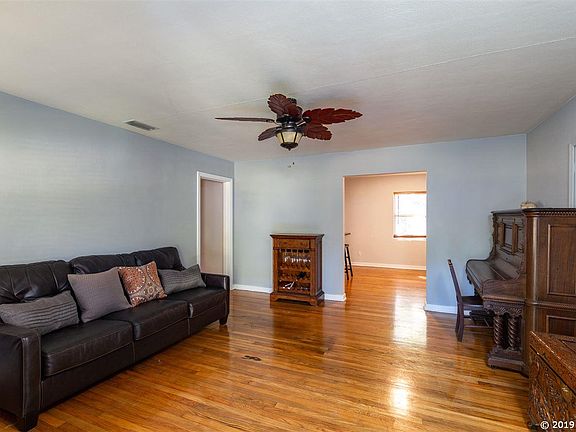 4th image of 1105 NE 10th Ave