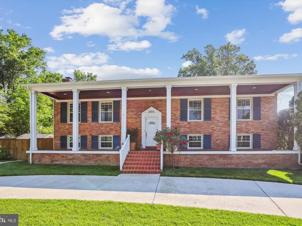 101 Oakmont Ct NE, Vienna, VA 22180