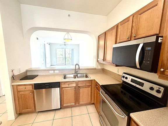3rd image of 3600 Oaks Clubhouse Dr APT 309