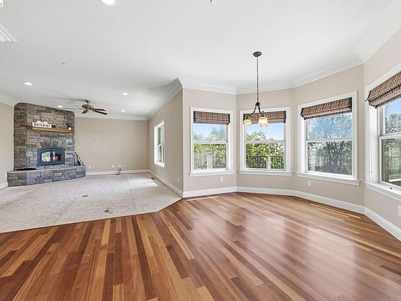 5th image of 16464 Crestridge Ave