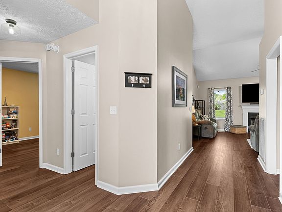 5th image of 105 Cloverfield Ct