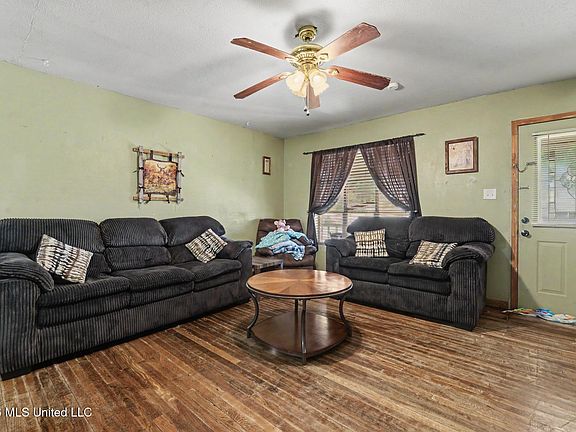 4th image of 569 Mable St