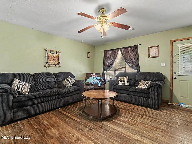 569 Mable St — Photo 4