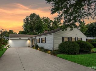 909 S Main St, Wheaton, IL 60189