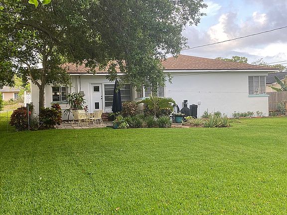 3rd image of 1462 Jacaranda Cir N