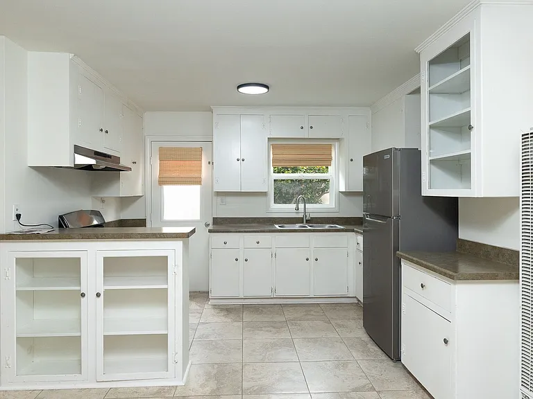 136 Oxnard Ave — Photo 9