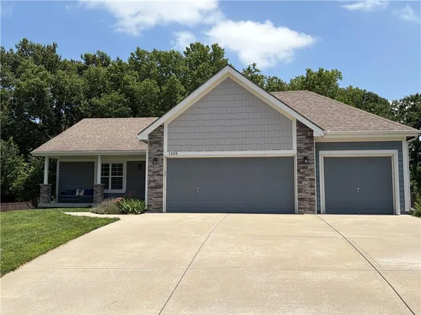 1309 Regency Dr, Kearney, MO 64060