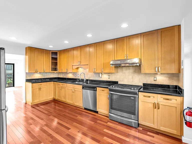 38 Park St #4D — Photo 2