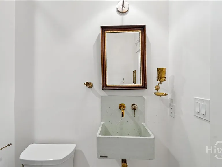 211 W 40th St #B — Photo 22