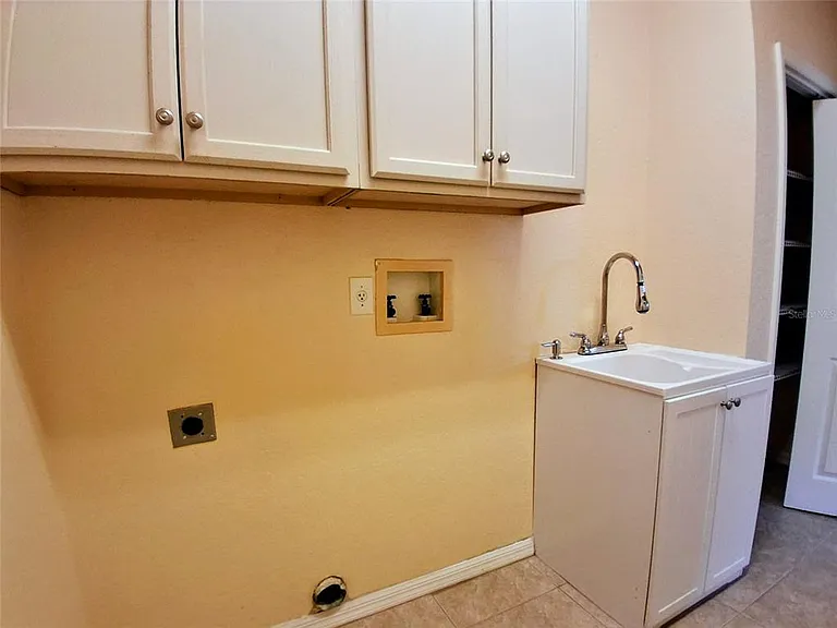 3392 Saint Ives Blvd — Photo 23