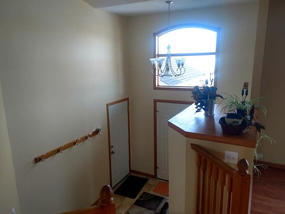 Large Bright 2 story foyer
