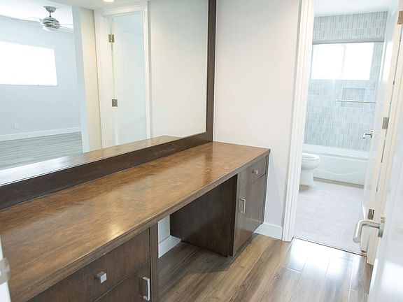 Apartment 205 - Large Desk and Workspace