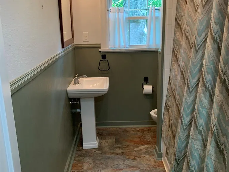 406 Avondale St — Photo 14
