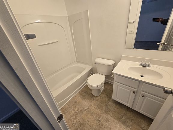 5th image of 937 Society Cir SW