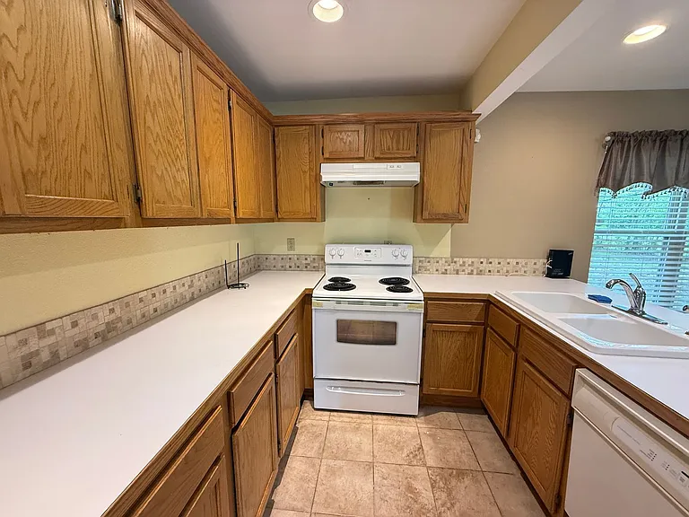 537 E Allen St — Photo 12