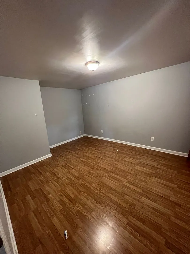 Spacious Three-Bedroom Apartment in the Russell Neighborhood — Photo 1