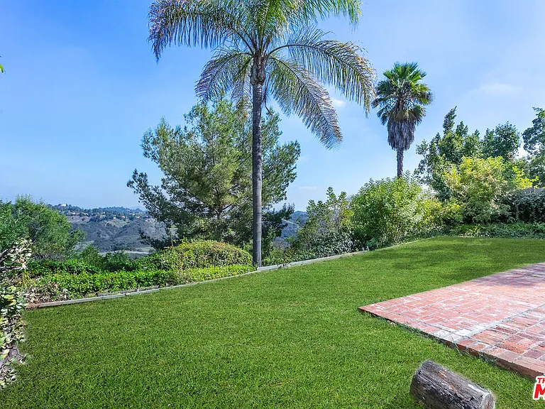 2536 Roscomare Rd — Photo 13