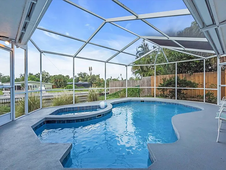 2732 Valencia Dr — Photo 34