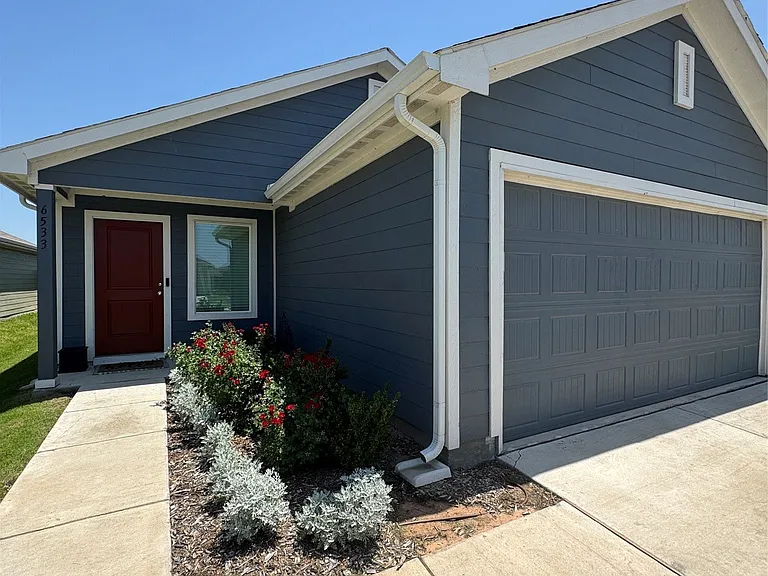 6533 Middlebury Dr — Photo 2