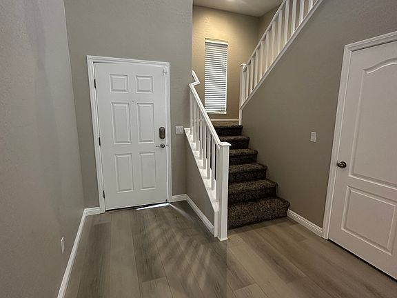 4th image of 10439 Lilac Square Ave