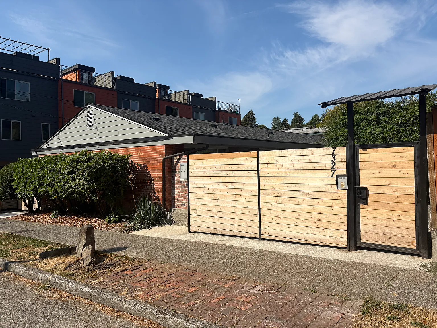 2 bed, 700 sqft, $2,300 — Photo 1