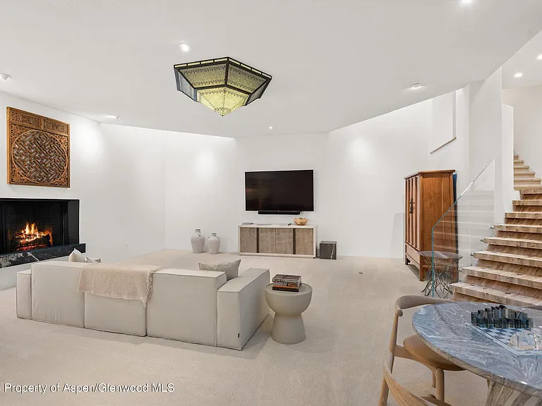 699 Eppley Dr — Photo 23