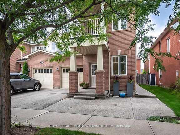 3rd image of 845 Gifford Cres