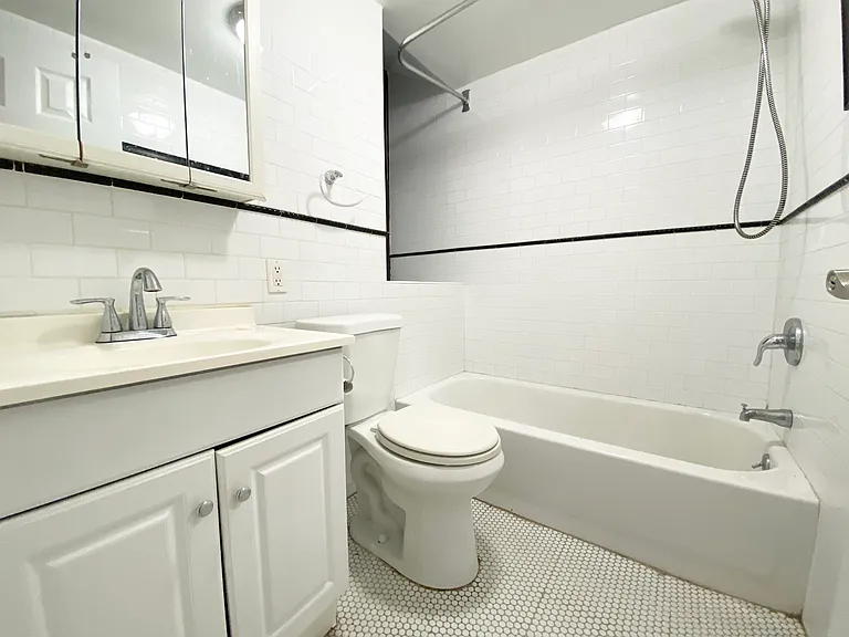 216 W 16th St #1B — Photo 4